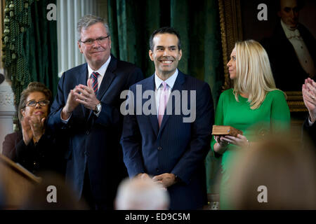 George P. Bush, Jeb et Columba parents (l), et son épouse Amanda (r) à Bush d'assermentation en tant que commissaire Texas Land Banque D'Images