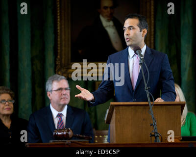 George P. Bush, avec les parents et à la recherche sur Columba Jeb Bush, à l'assermentation en tant que commissaire Texas Land Banque D'Images