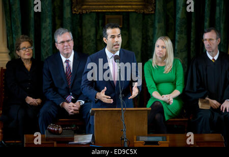 George P. Bush, Jeb et Columba parents (l), et son épouse Amanda (r) à Bush d'assermentation en tant que commissaire Texas Land Banque D'Images