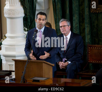 George P. Bush, avec les parents et à la recherche sur Columba Jeb Bush, à l'assermentation en tant que commissaire Texas Land Banque D'Images