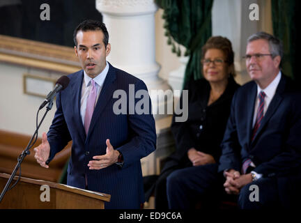 George P. Bush, avec les parents et à la recherche sur Columba Jeb Bush, à l'assermentation en tant que commissaire Texas Land Banque D'Images