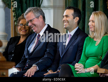 George P. Bush, Jeb et Columba parents (l), et son épouse Amanda (r) à Bush d'assermentation en tant que commissaire Texas Land Banque D'Images