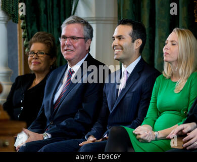 George P. Bush, Jeb et Columba parents (l), et son épouse Amanda (r) à Bush d'assermentation en tant que commissaire Texas Land Banque D'Images