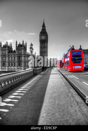 Une conversion en noir et blanc d'une scène emblématique de Londres Big Ben avec 2 bus rouge. Banque D'Images