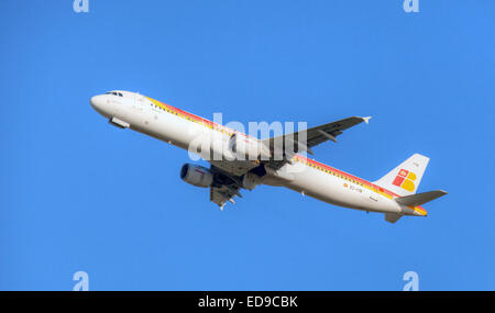 Iberia Airbus A321 EC-NII en partant de l'aéroport Londres Heathrow LHR Banque D'Images