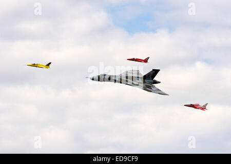 British Avro Vulcan escorté par trois jets Gnat Folland à Wings & Wheels 2014 Banque D'Images