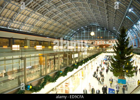 Un train Eurostar sur le niveau supérieur à St Pancras International gare donnant sur des départs de niveau inférieur, Londres UK Banque D'Images