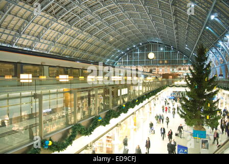 Un train Eurostar sur l'étage supérieur de St Pancras gare donnant sur des départs de niveau inférieur, London, UK Xmas Banque D'Images