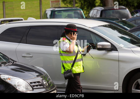 Le trafic des femmes, des gardes de l'exécution civile Parking voiture contrôle SLDC Agent Banque D'Images