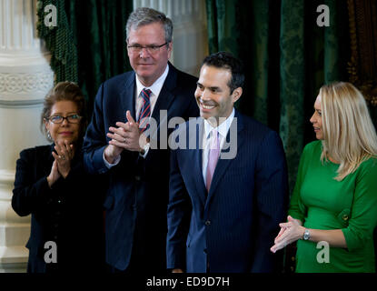 George P. Bush, Jeb et Columba parents (l), et son épouse Amanda (r) à Bush d'assermentation en tant que commissaire Texas Land Banque D'Images