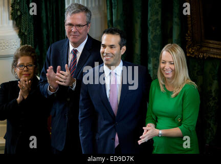 George P. Bush, Jeb et Columba parents (l), et son épouse Amanda (r) à Bush d'assermentation en tant que commissaire Texas Land Banque D'Images