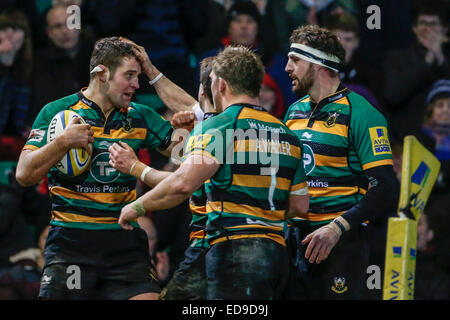 Northampton, Royaume-Uni. 09Th Jan, 2015. Aviva Premiership. Northampton Saints contre Newcastle Falcons. Calum Clark de Northampton Saints est félicité par coéquipiers Lee Dickson, Alex Waller (1) et Tom Wood (à droite) après avoir marqué un essai. Score final : 39-31 Northampton Saints Newcastle Falcons. Credit : Action Plus Sport/Alamy Live News Banque D'Images