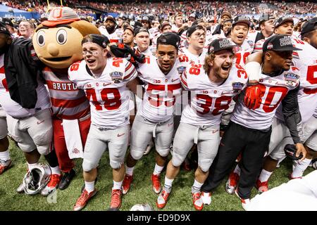 Du 1er janvier 2015 : les joueurs de l'Ohio State Buckeyes et la mascotte Brutus célébrer après l'Allstate Sugar Bowl match entre l'Ohio State Buckeyes et l'Alabama Crimson Tide à la Mercedes-Benz Superdome de New Orleans, LA. Les Buckeyes défait le Crimson Tide 42-35. Banque D'Images