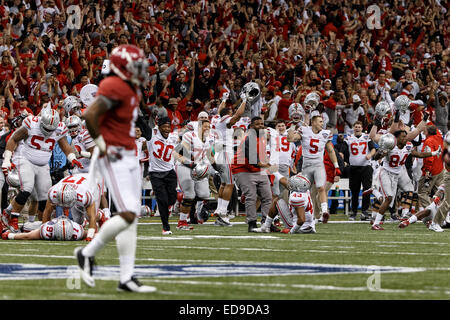 Du 1er janvier 2015 : l'Ohio State Buckeyes célébrer comme l'Alabama Crimson Tide à pied les joueurs hors du terrain après l'Allstate Sugar Bowl match entre l'Ohio State Buckeyes et l'Alabama Crimson Tide à la Mercedes-Benz Superdome de New Orleans, LA. Les Buckeyes défait le Crimson Tide 42-35. Banque D'Images