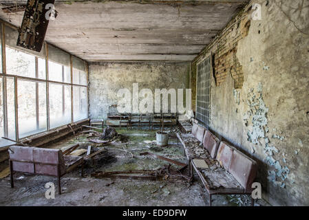 Dans la salle d'attente de l'hôpital de la ville no 126 dans la ville abandonnée Pripyat, zone d'exclusion de Tchernobyl, l'Ukraine Banque D'Images