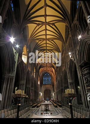 Nef et intérieur de la cathédrale de Lichfield au crépuscule, The Close, Lichfield , Staffordshire, Angleterre, ROYAUME-UNI, WS13 7LD Banque D'Images