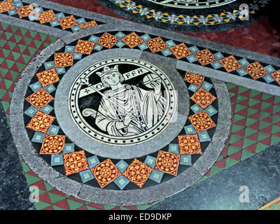 Tuiles sur parole à la cathédrale de Lichfield, dans le Staffordshire, Angleterre Royaume-uni WS13 7LD conduisant à l'autel - le roi Offa de Mercie