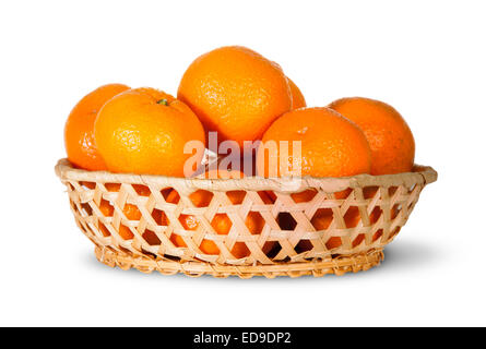 Panier plein de la mandarine mure isolé sur fond blanc Banque D'Images