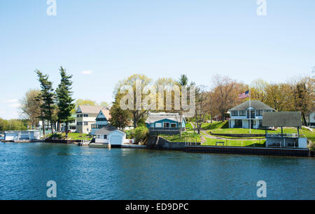 Chalets d'été dans la région des Mille-Îles sur le fleuve Saint-Laurent, à l'état de New York Banque D'Images