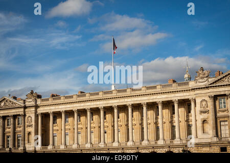 Sur les toits de Paris, la France avec ses rues de bâtiments historiques à un horizon lointain sous un ciel bleu, les voyages c Banque D'Images