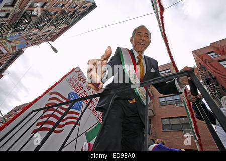 Fichier. 1er janvier 2015. L'ancien gouverneur de New York. MARIO CUOMO (15 juin 1932 - 1 janvier 2015) est mort aujourd'hui à 82. Mario Cuomo avait été hospitalisé récemment pour traiter une maladie de coeur. Il est décédé à la maison, peu avant 17 h, HE. Il a été marié à son épouse, Mathilde, pendant plus de six décennies. Ils ont eu cinq enfants, y compris les New York Gov. Andrew Cuomo, qui a prêté serment pour son deuxième mandat aujourd'hui. Photo - 14 septembre 2013 - Manhattan, New York, U. © ZUMA Press, Inc. Crédit : ZUMA Press, Inc./Alamy Live News Banque D'Images