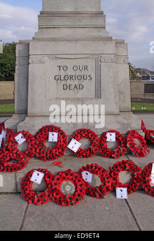 Le jour du Souvenir au cénotaphe de coquelicots & Warrington Nov 2014, Bridgefoot, Wilderspool Causeway, Cheshire, England, UK Banque D'Images