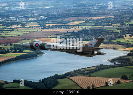 Le seul battant Avro Vulcan bomber dans le monde vu ici 2000ft au-dessus du réservoir Pitsford, Northamptonshire. Banque D'Images