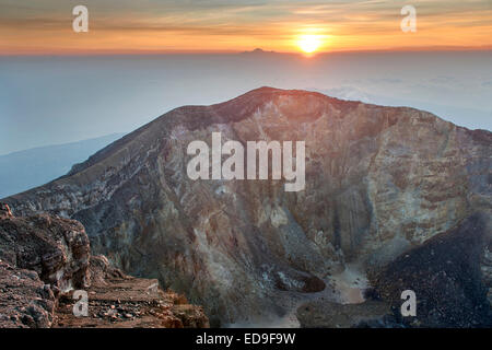 Lever du soleil vu depuis le sommet du Gunung Agung (3142m), le plus haut volcan de l'île de Bali, Indonésie. Banque D'Images