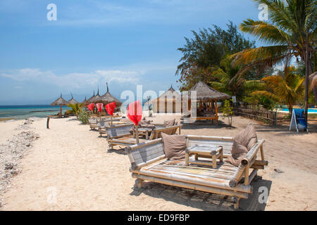 Des chaises longues de plage sur l'île de Gili Air, l'Indonésie. Banque D'Images