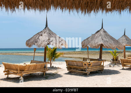 Des chaises longues de plage sur l'île de Gili Air, l'Indonésie. Banque D'Images
