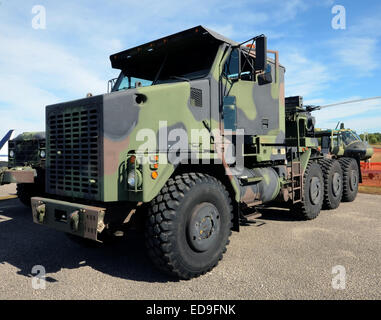 Camion militaire lourd dans des couleurs de camouflage Banque D'Images