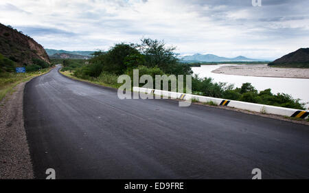 L'autoroute 5N avec la réunion du Rio Utcubamba et Rio Maranon au Pongo de Rentema dans l'Amazonas, au nord du Pérou Banque D'Images