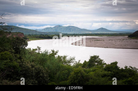 Réunion de la rivière Utcubamba et la rivière Maranon au Pongo de Rentema dans l'Amazonas, au nord du Pérou Banque D'Images