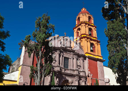 La façade sculptée en pierre de l'église de San Francisco - San Miguel de Allende, Mexique Banque D'Images