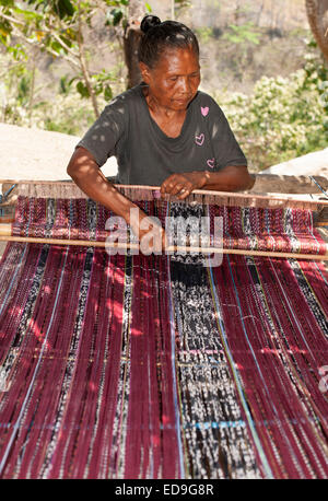 Sarongs traditionnels tissage femme indonésienne sur le bord de la route sur l'île de Flores en Indonésie. Banque D'Images