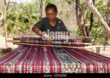 Sarongs traditionnels tissage femme indonésienne sur le bord de la route sur l'île de Flores en Indonésie. Banque D'Images