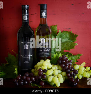 Australian premium export avec des bouteilles de vin de qualité Henschke vin rouge et blanc sur fond de bois rouge foncé Banque D'Images