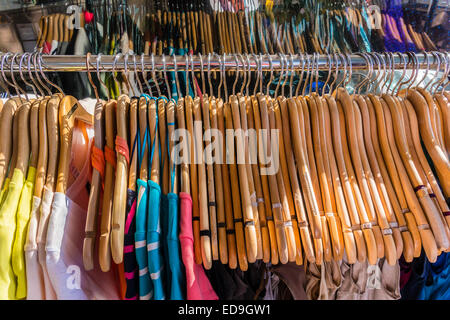 Cintres en bois tenue des vêtements féminins qui sont en vente à l'extérieur d'un magasin à Santa Barbara, Californie Banque D'Images