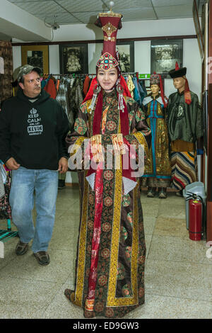 Modèle dans une boutique de costumes portant la tenue traditionnelle d'une reine de la Mongolie, Oulan-Bator, Mongolie Banque D'Images