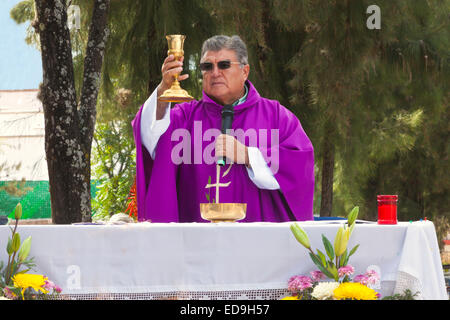 Un prêtre de préformes un service dans le cimetière durant le Jour des morts - San Miguel de Allende, Mexique Banque D'Images