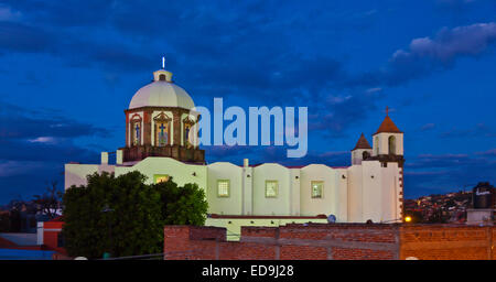 Un magnifique coucher de soleil sur l'EGLISE DE SAN ANTONIO à San Miguel de Allende - MEXIQUE Banque D'Images