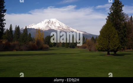 Un parcours de golf au pied du Mont Shasta en Californie du Nord Banque D'Images