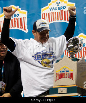 San Antonio, Texas, USA. 09Th Jan, 2015. L'entraîneur-chef des Bruins de Jim Mora exulte après avoir reçu le trophée Bol Alamo suivant la 22e Valero Alamo Bowl entre les Wildcats de l'État du Kansas et de l'UCLA Bruins à l'Alamodome, le vendredi 2 janvier 2015 à San Antonio, T.X. UCLA défait Kansas State 40-35 : Cal Crédit Sport Media/Alamy Live News Banque D'Images