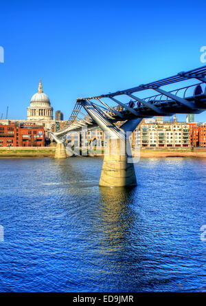 Les vues de la Cathédrale St Paul, à Londres, avec la passerelle du millénaire de Londres en pleine vue. Banque D'Images