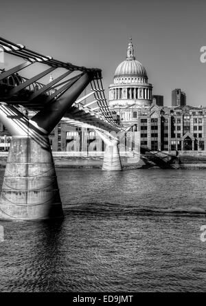 Les vues de la Cathédrale St Paul, à Londres, avec la passerelle du millénaire de Londres en pleine vue. Banque D'Images