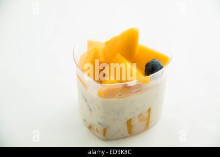 Délicieux dessert avec mousse à la mangue dans la cuvette. Banque D'Images