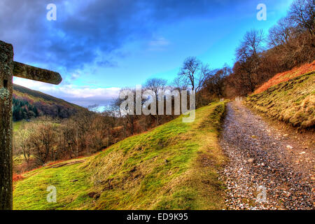 Enseigne sur la côte à l'autre montrant les marcheurs à pied la route de Keld dans le Yorkshire Dales National Park, North Yorkshire. Banque D'Images