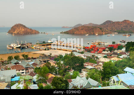 La ville et le port de Labuan Bajo sur l'île de Flores, à l'Est de Nusa Tenggara, en Indonésie. Banque D'Images