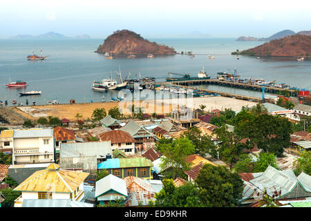 La ville et le port de Labuan Bajo sur l'île de Flores, à l'Est de Nusa Tenggara, en Indonésie. Banque D'Images