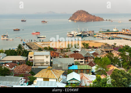 La ville et le port de Labuan Bajo sur l'île de Flores, à l'Est de Nusa Tenggara, en Indonésie. Banque D'Images